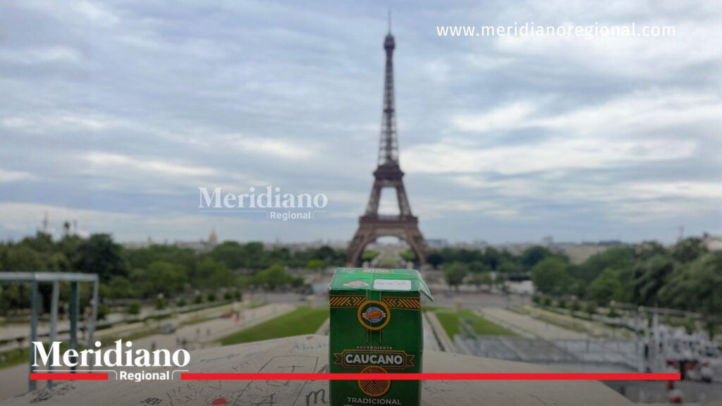 Aguardiente Caucano Tradicional en primer plano con la Torre Eiffel de París al fondo durante la premiación de Monde Selection 2026.