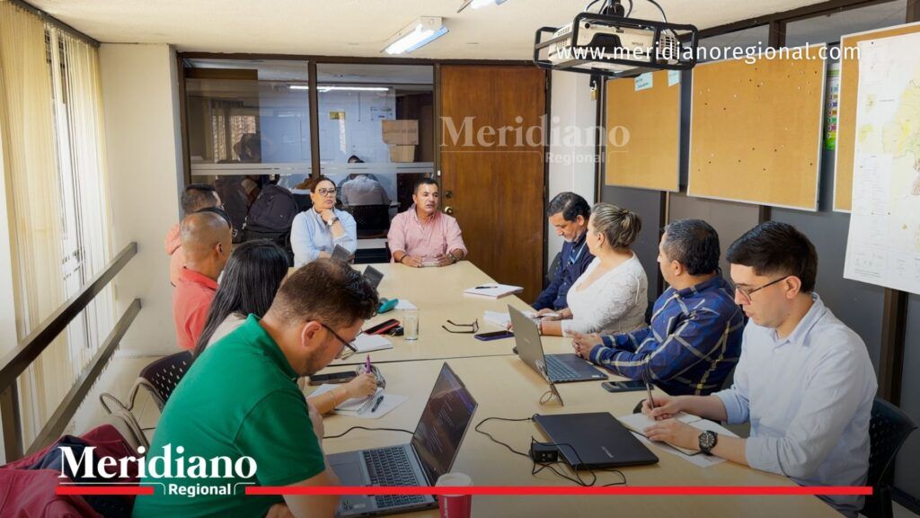 Diana Melissa Muriel Muñoz y equipo de la Secretaría de Planeación del Cauca analizan resultados del ranking del DANE que ubicó al departamento en el tercer lugar nacional en capacidad estadística.