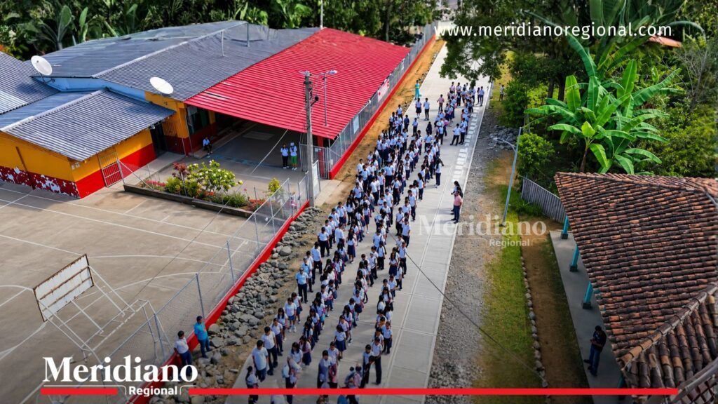 Estudiantes de la Institución Educativa San Isidro recorren la nueva placa huella construida en Piendamó, Cauca