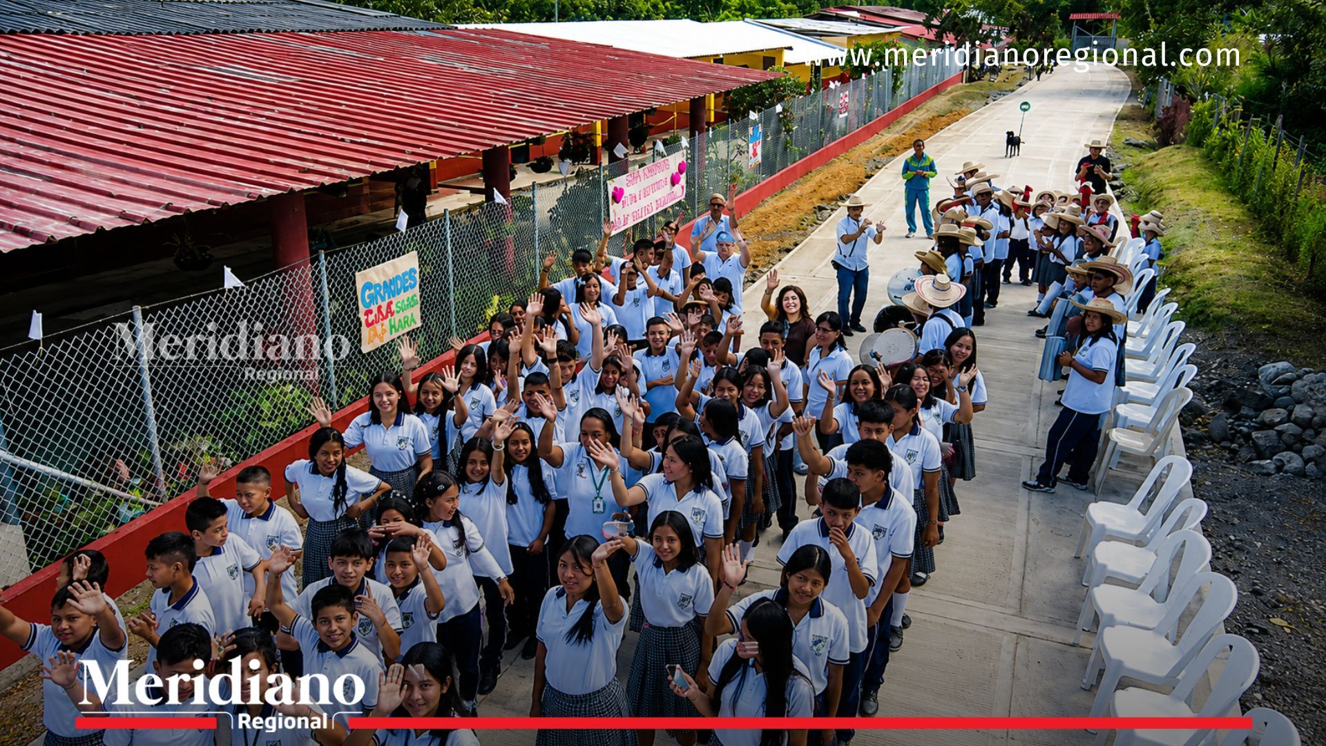 Estudiantes de la Institución Educativa San Isidro participan en una actividad comunitaria sobre la nueva placa huella que mejora la movilidad y la seguridad vial en esta zona rural de Piendamó.