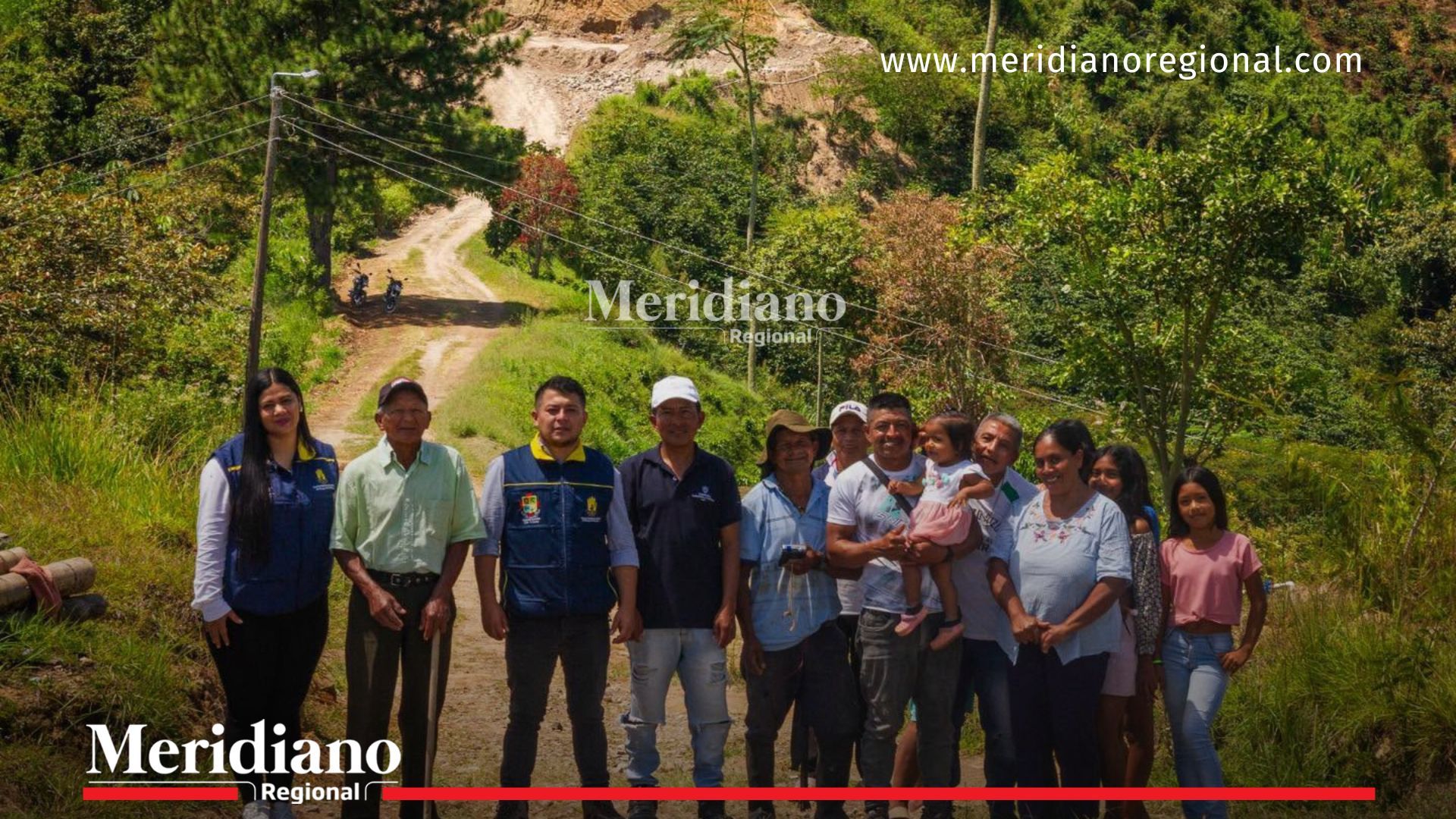 Comunidades y funcionarios de la Gobernación del Cauca sobre una vía recuperada en la vereda El Carmen, Piendamó, durante la entrega de más de 6 kilómetros de corredores rehabilitados para mejorar la movilidad rural.