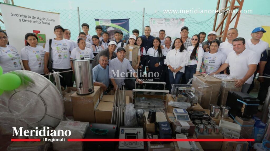 Gobernador Jorge Octavio Guzmán entrega equipos para laboratorio de control de calidad del café junto a estudiantes, docentes y productores rurales en Timbío.