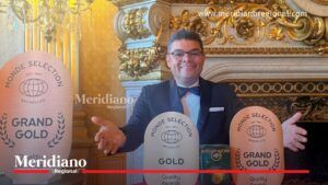 Samuel Londoño Ortega sostiene la Medalla de Oro obtenida por el Aguardiente Caucano en Monde Selection 2026 en París, Francia.