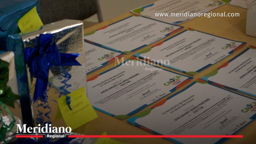 Certificados entregados a docentes durante la clausura del proyecto Bilingüismo Cauca Speak English en el departamento del Cauca.