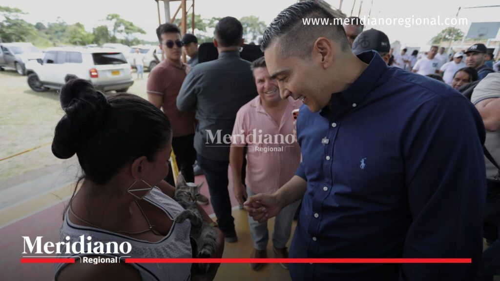 Gobernador Jorge Octavio Guzmán interactúa con una habitante de Timbío que sostiene un gato durante una jornada de bienestar animal impulsada por la Gobernación del Cauca.