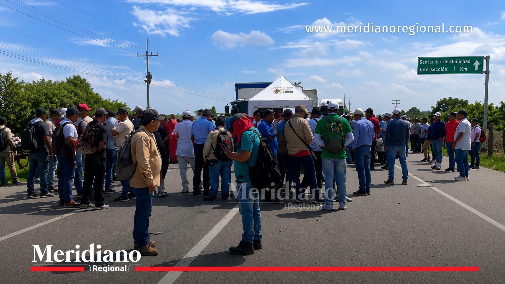 Trabajadores y representantes sindicales permanecen concentrados sobre la vía en Villa Rica, norte del Cauca, durante una jornada de movilización en la que solicitan respuestas frente a su situación laboral y la intervención del Gobierno Nacional.