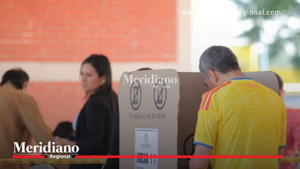Ciudadano ejerce su derecho al voto durante la votación histórica registrada en el Cauca en las elecciones presidenciales de 2026