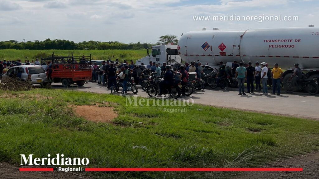 Movilización en Villa Rica Cauca con trabajadores concentrados sobre la vía y presencia de vehículos detenidos por las restricciones de movilidad derivadas de la protesta relacionada con la situación laboral del Ingenio La Cabaña en el norte del departamento.
