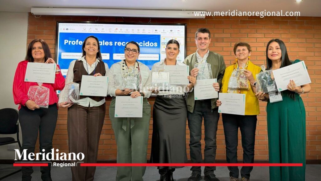 Carolina Camargo Restrepo recibe reconocimiento nacional por Excelencia en Enfermería durante congreso realizado en Bogotá junto a profesionales destacados del sector salud colombiano.