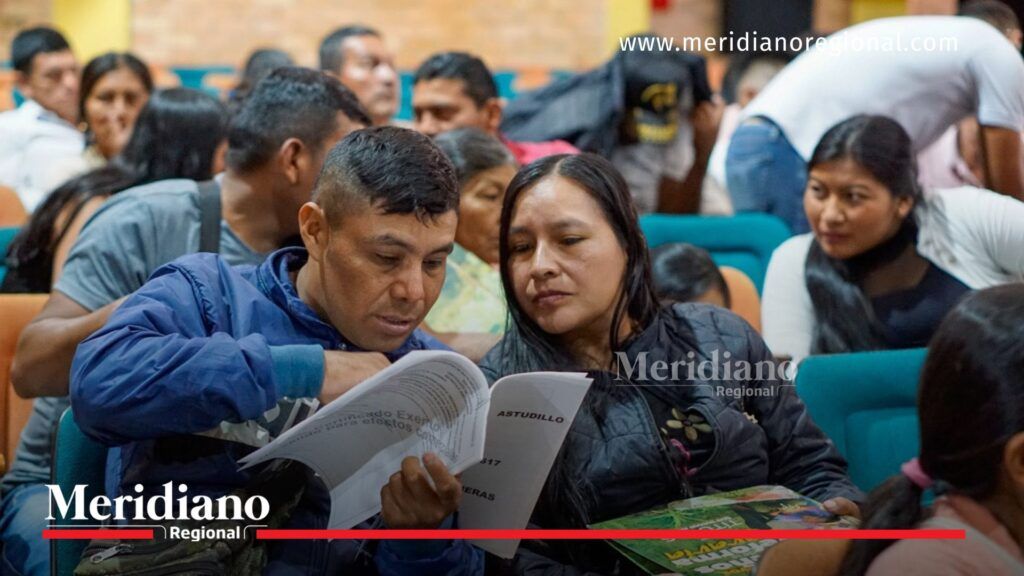 Campesinos del Cauca revisan documentos entregados durante jornada de títulos de propiedad rural y formalización de tierras.