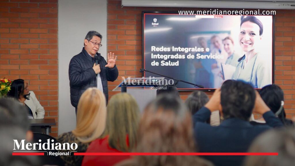 Conferencia sobre redes integrales e integradas de servicios de salud durante el Congreso Nacional de Enfermería de Práctica Avanzada realizado en Bogot