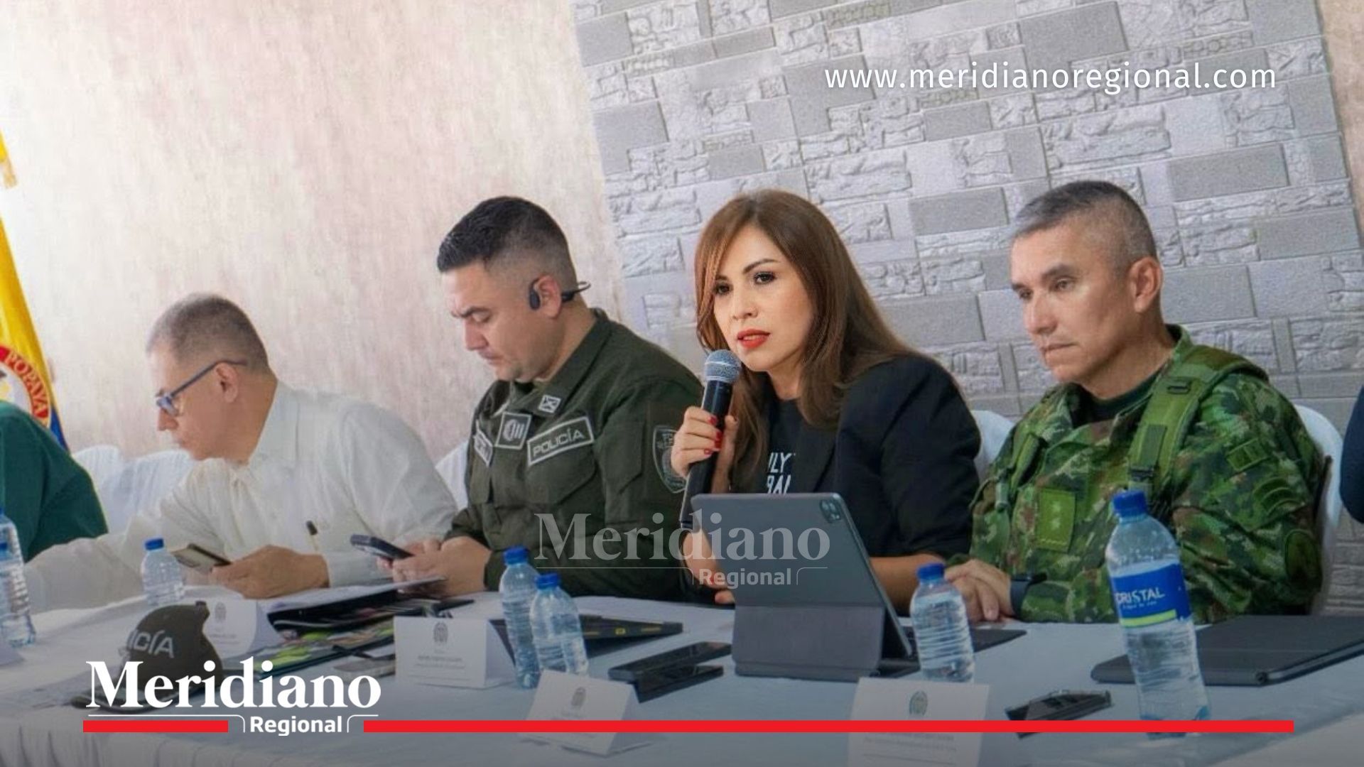 La secretaria de Gobierno y Participación del Cauca, Maribel Perafán Gallardo, lidera una mesa de trabajo junto a representantes de la Policía Nacional y las Fuerzas Militares durante el Consejo Extraordinario de Seguridad convocado para coordinar acciones de cara a la segunda vuelta presidencial del 21 de junio.