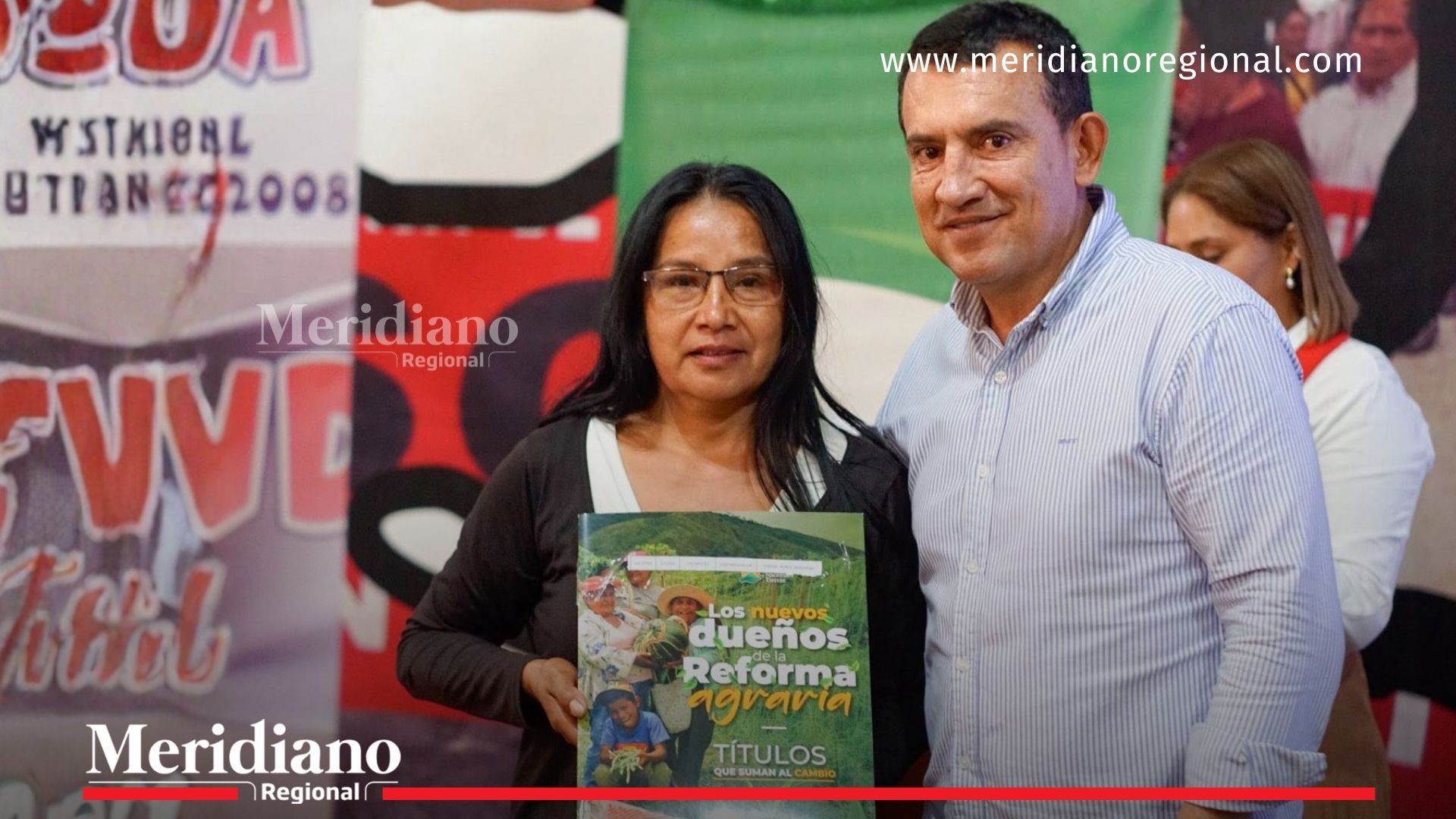 Una de las beneficiarias posa con el documento entregado durante la jornada de formalización de tierras, realizada en el marco de las acciones de acceso y legalización de predios para comunidades campesinas del Cauca.