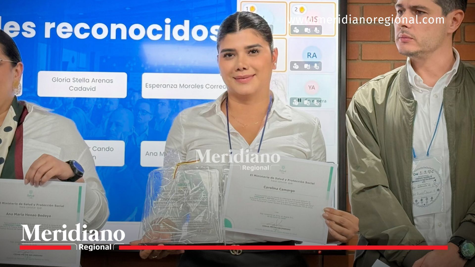 Carolina Camargo Restrepo, secretaria de Salud del Cauca, posó con el reconocimiento y el galardón otorgados por el Ministerio de Salud y Protección Social durante el Primer Congreso Nacional de Enfermería de Práctica Avanzada realizado en Bogotá.