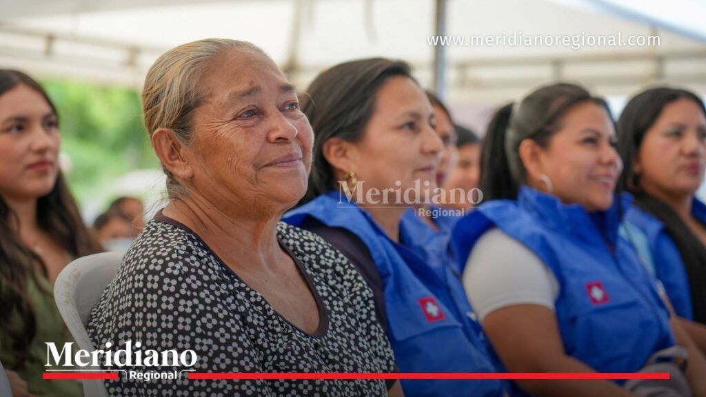 Mujer adulta mayor de la comunidad participa en jornada sobre salud en el Cauca durante encuentro de seguimiento a proyectos de atención médica e infraestructura hospitalaria.