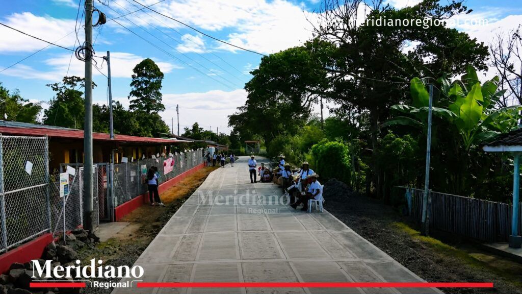 Placa huella San Isidro Piendamó frente a institución educativa beneficia a estudiantes y comunidad rural del Cauca
