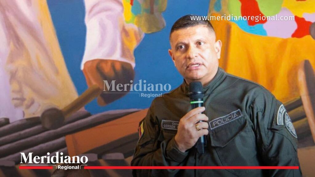 Oficial de la Policía Nacional presenta acciones de seguridad durante comisión sobre garantías electorales en el Cauca.