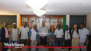 El gobernador Jorge Octavio Guzmán Gutiérrez junto a representantes de las comunidades afro del Cauca durante una reunión de seguimiento a la ruta de fortalecimiento establecida en el marco de la Ley 70 de 1993.