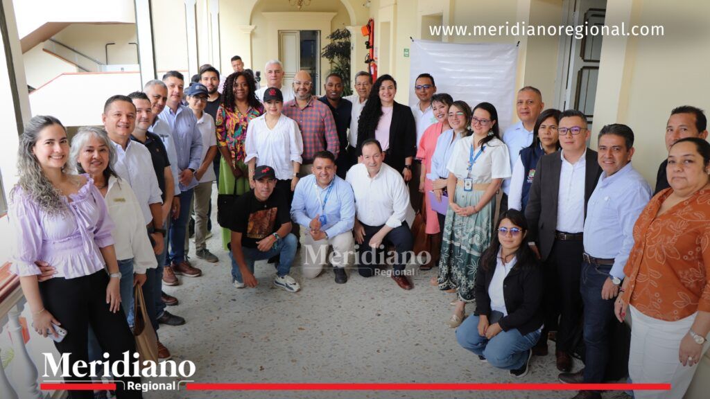 Funcionarios de la Gobernación del Cauca, representantes del Gobierno Nacional, alcaldes, gremios, universidades y sector empresarial posan durante la instalación de la Comisión Regional de Competitividad e Innovación en Popayán, con la secretaria Elvia Rocío Cuenca Bonilla en el centro de la fotografía. La jornada busca fortalecer la competitividad e innovación y el desarrollo económico del departamento.