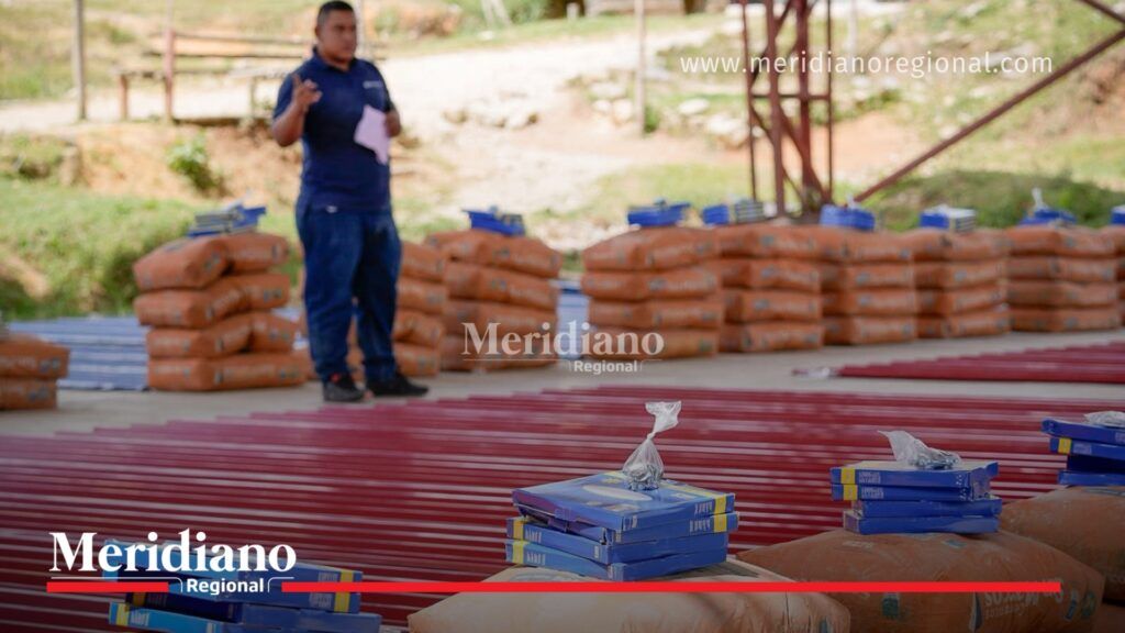 Materiales de construcción entregados por la Gobernación del Cauca durante la jornada de ayudas integrales El Carmelo, en Cajibío, con cemento, láminas para cubierta y otros insumos destinados a la reconstrucción de viviendas de familias afectadas por el conflicto armado.