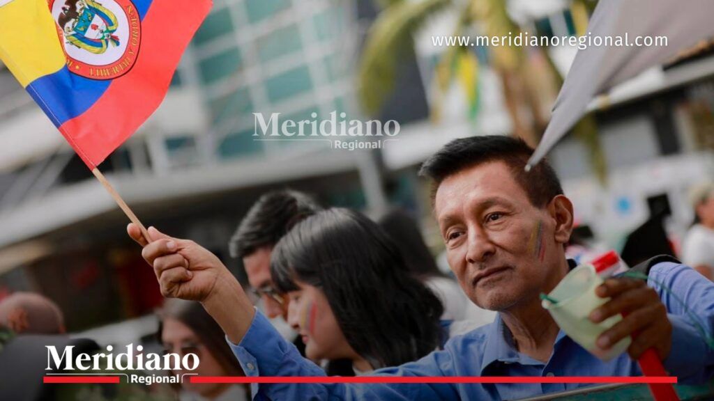 Ciudadano sostiene la bandera nacional durante la conmemoración de la Independencia de Colombia en Popayán, en una ceremonia organizada por la Gobernación del Cauca.