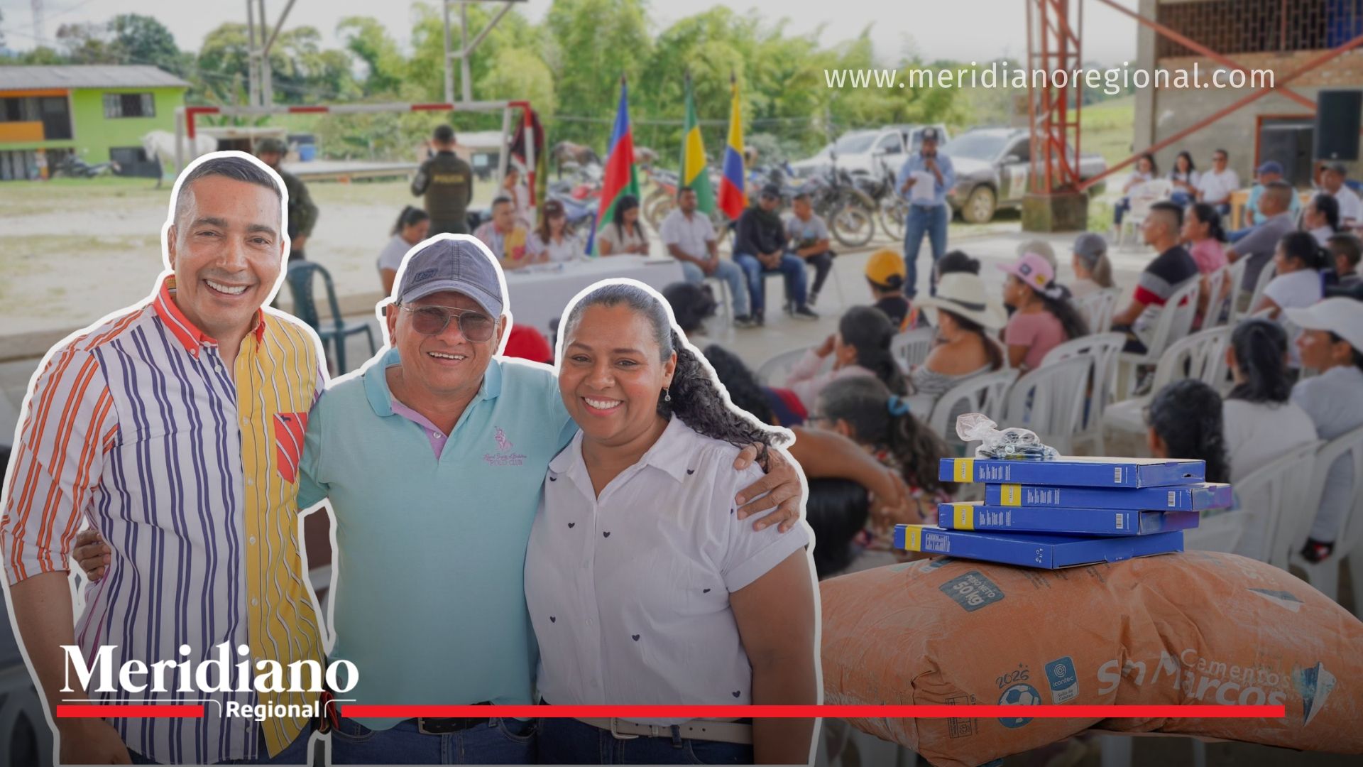 Gobernador Jorge Octavio Guzmán durante la entrega de ayudas integrales El Carmelo en Cajibío, junto a habitantes beneficiarios y materiales para la reconstrucción de viviendas, mientras decenas de familias participan en la jornada comunitaria organizada por la Gobernación del Cauca.