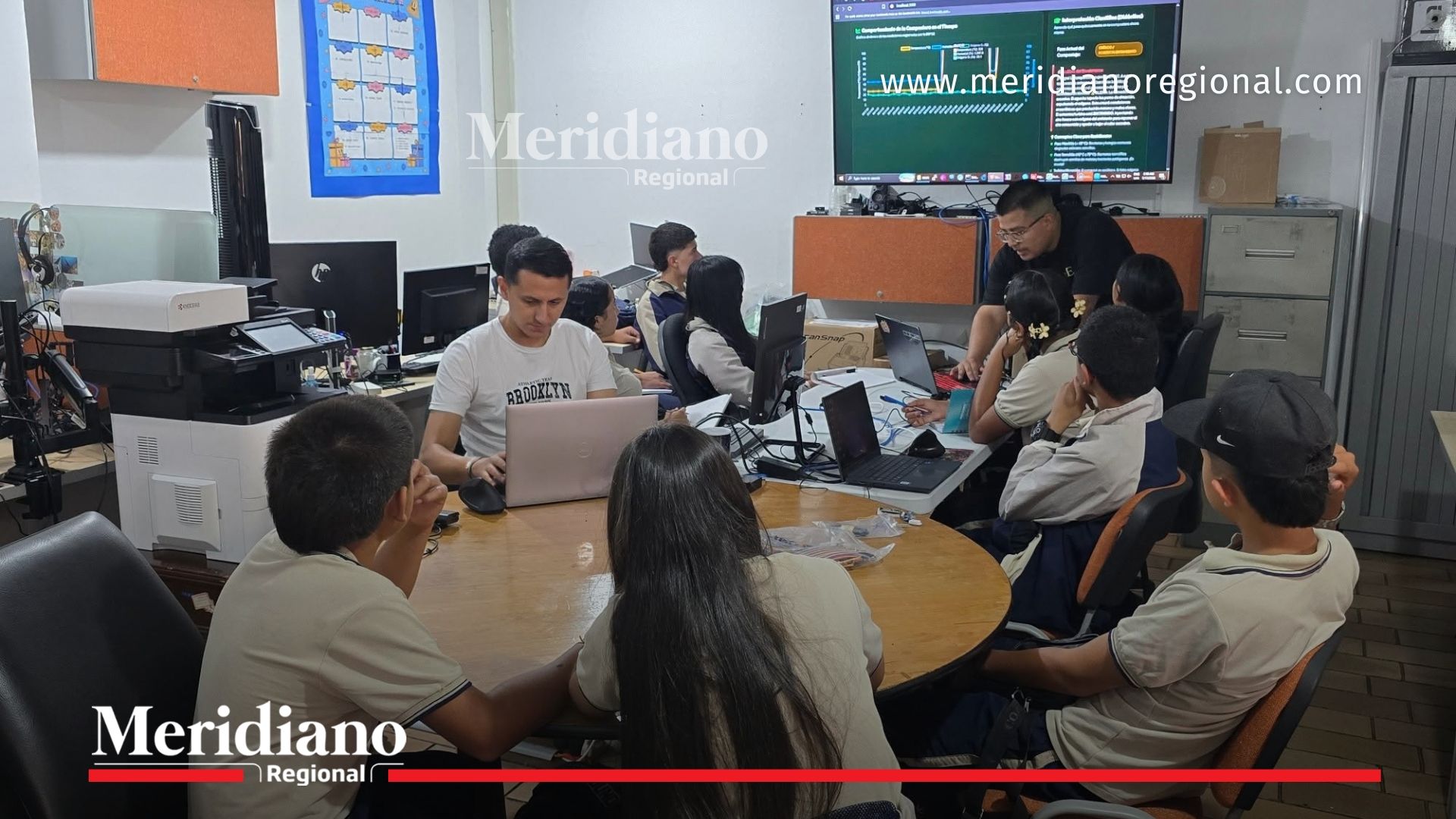 Estudiantes de la Institución Educativa El Zarzal, del municipio de El Tambo, participan en una jornada de asistencia técnica liderada por la Secretaría de Educación y Cultura del Cauca, como parte de su preparación para las Olimpiadas STEM+ Colombia 2026