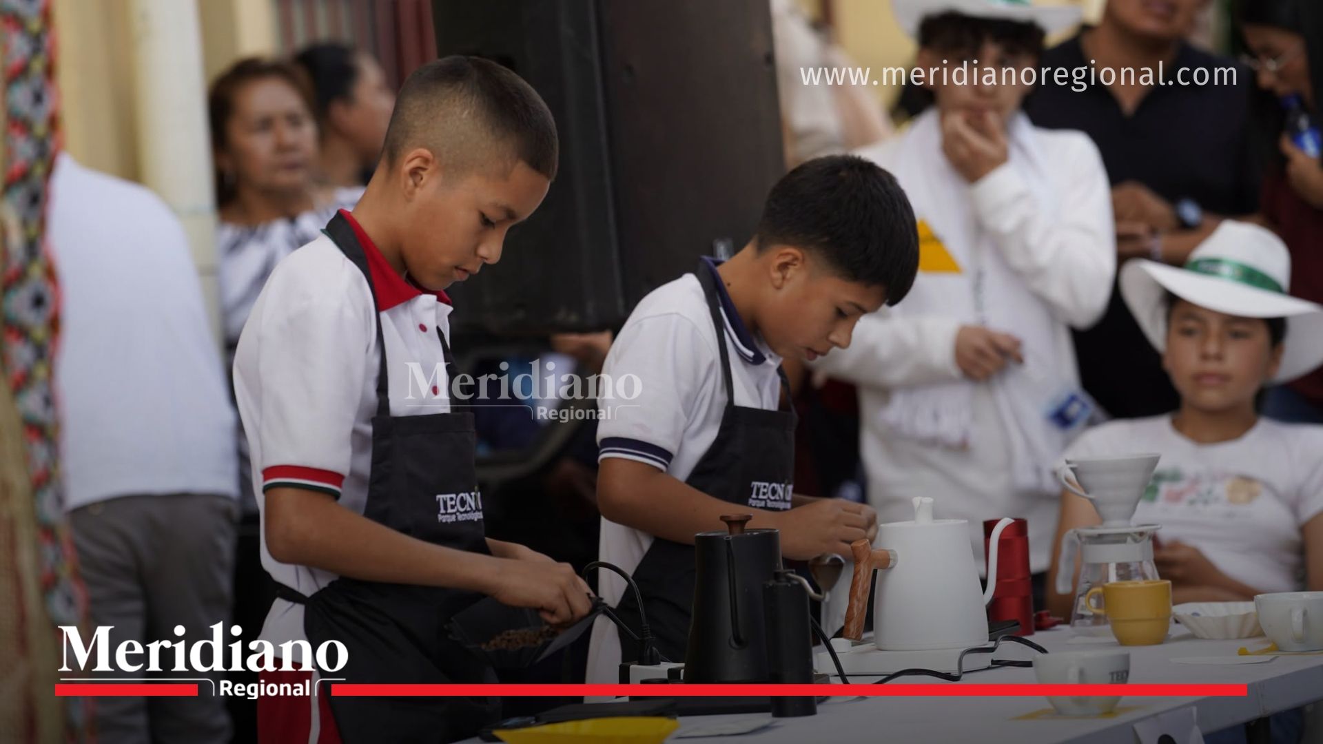 Estudiantes participantes del proyecto Escuela y Café realizan una demostración de barismo durante el Segundo Torneo Intercolegiados del Café, en el marco de la feria de café realizada el 18 de julio de 2026 en Morales, Cauca.
