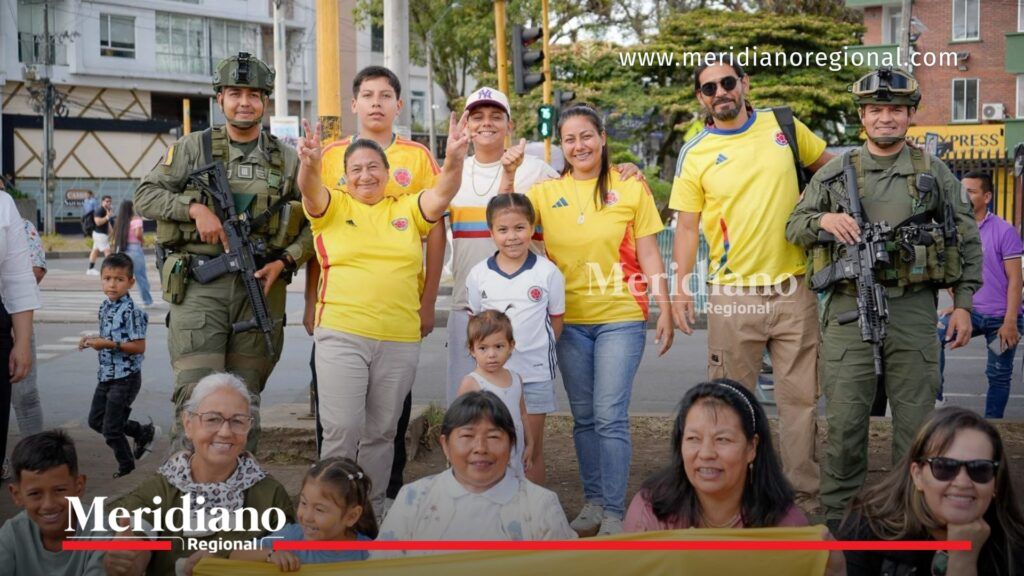 Ciudadanos y soldados del Ejército Nacional participan en la conmemoración de la Independencia de Colombia en Popayán, durante la jornada organizada por la Gobernación del Cauca.
