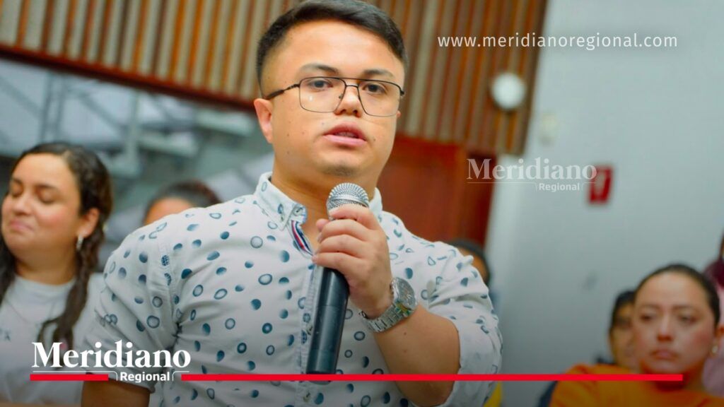 Participante interviene durante el Día Nacional del Cuidador en una jornada de la Gobernación del Cauca sobre reconocimiento, inclusión y fortalecimiento de las personas cuidadoras.