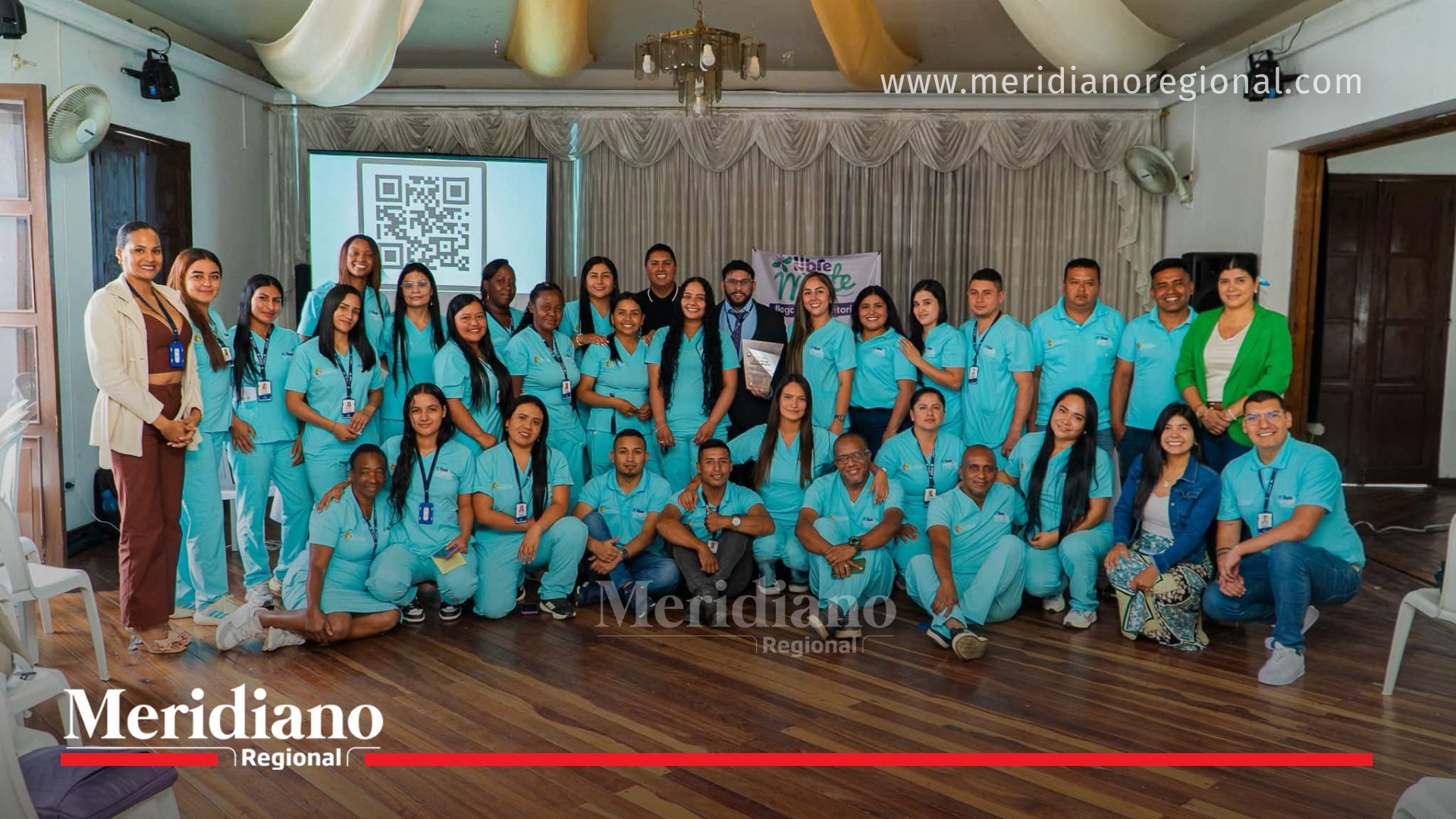 Funcionarios, profesionales de la salud y participantes del Foro Departamental "Elige tu Bienestar, Elige tu Futuro" posan al finalizar la jornada, un espacio liderado por la Secretaría de Salud del Cauca para fortalecer las acciones de promoción de la salud mental y el bienestar de las comunidades.