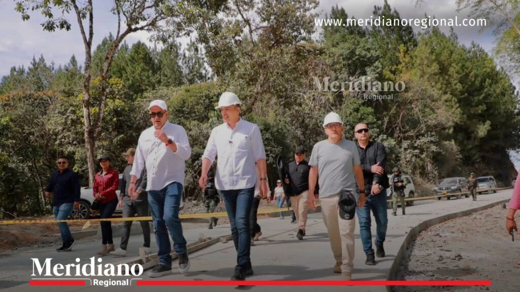 El gobernador Jorge Octavio Guzmán y el secretario Hernán Solano Solano recorren las obras de las vías en La Yunga durante una visita técnica en la zona rural de Popayán.