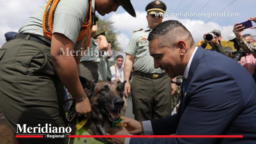 El gobernador Jorge Octavio Guzmán entrega un reconocimiento a un canino de la Policía Nacional durante la conmemoración de la Independencia de Colombia en Popayán, organizada por la Gobernación del Cauca.