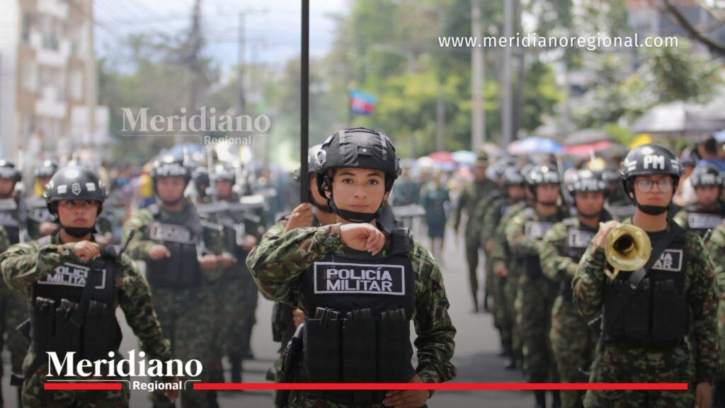 Integrantes de la Policía Militar desfilan durante la conmemoración de la Independencia de Colombia en Popayán, en los actos organizados por la Gobernación del Cauca para homenajear los 216 años del Grito de Independencia.