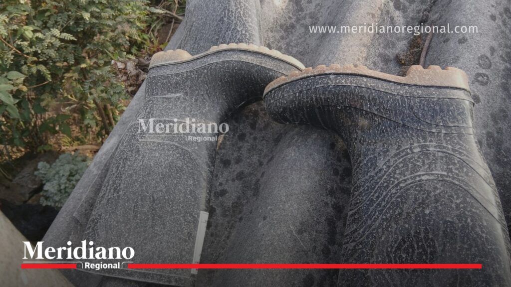 Botas de trabajadores rurales cubiertas de ceniza volcánica tras las emisiones del Volcán Puracé en el departamento del Cauca.