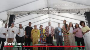 Representantes de las comunidades afrodescendientes, junto a la secretaria de Educación y Cultura del Cauca, Sor Inés Larrahondo, participan en la Conmemoración de la Afrocolombianidad en el Parque Caldas de Popayán.