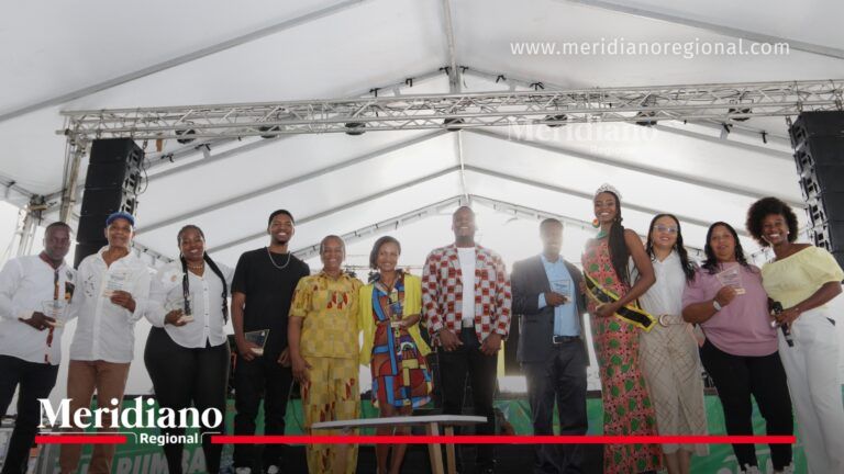 Representantes de las comunidades afrodescendientes, junto a la secretaria de Educación y Cultura del Cauca, Sor Inés Larrahondo, participan en la Conmemoración de la Afrocolombianidad en el Parque Caldas de Popayán.