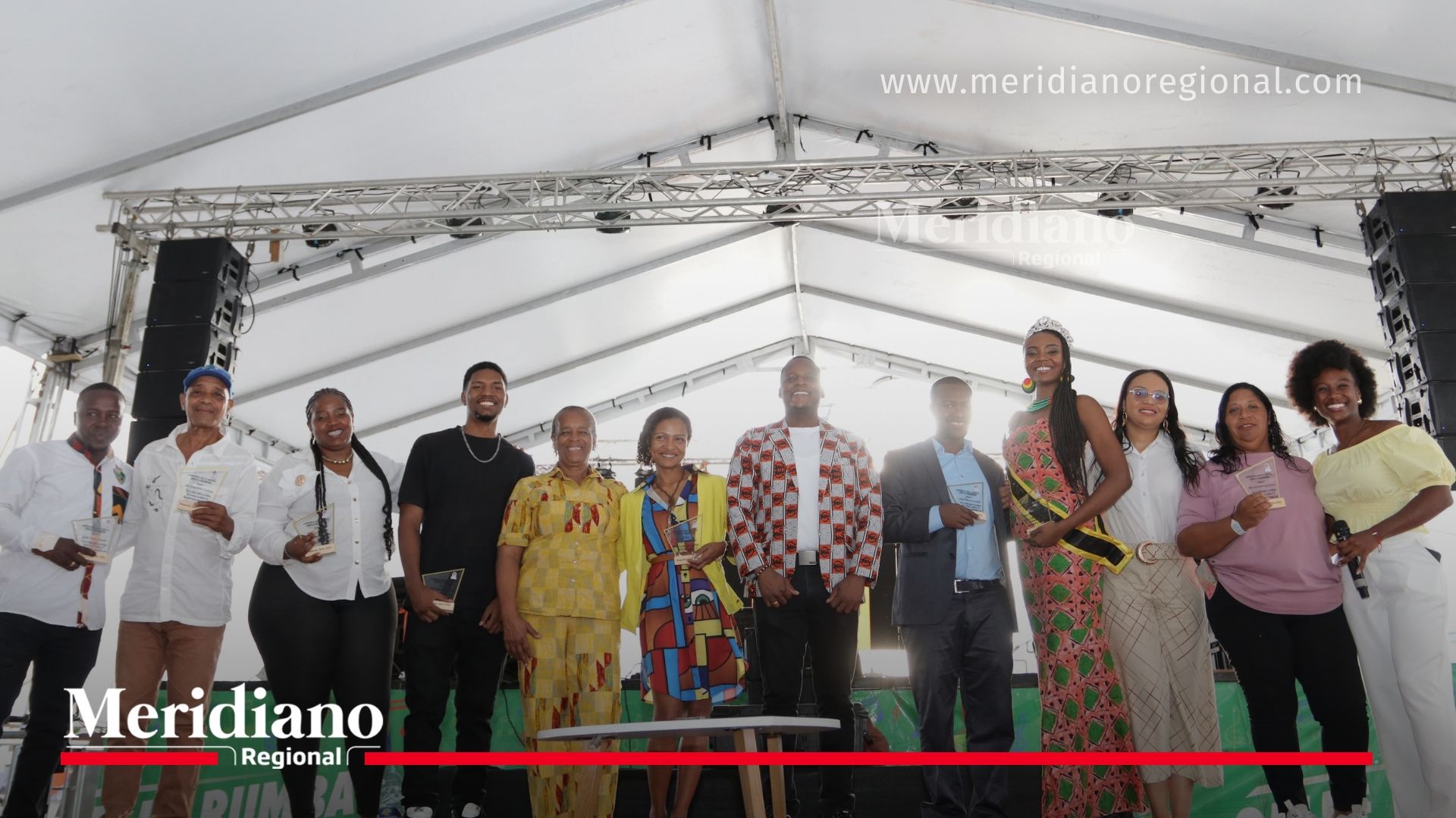 Representantes de las comunidades afrodescendientes, junto a la secretaria de Educación y Cultura del Cauca, Sor Inés Larrahondo, participan en la Conmemoración de la Afrocolombianidad en el Parque Caldas de Popayán.