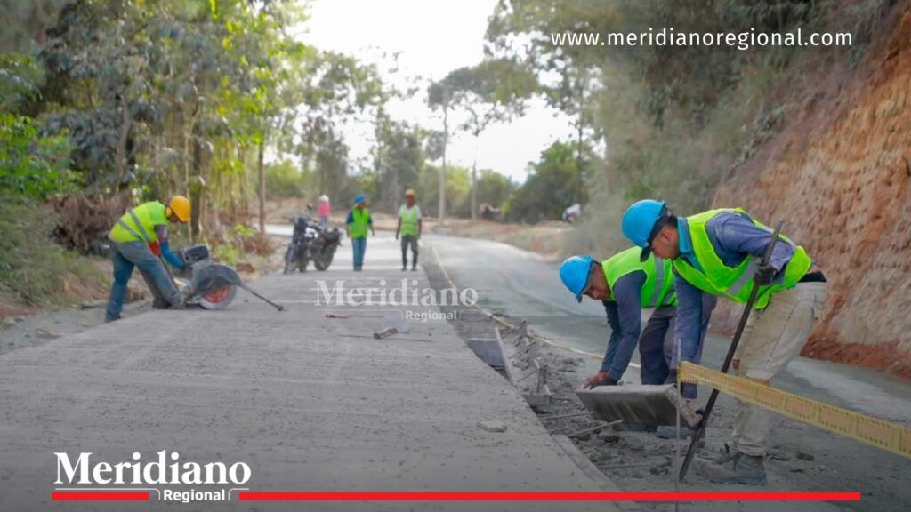 Trabajadores ejecutan las obras de pavimentación de las vías en La Yunga, zona rural de Popayán, como parte del proyecto que mejora la conectividad del departamento del Cauca.
