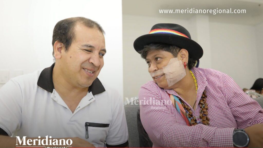 Edigson Mamiam Guerrero, representante de las organizaciones de personas con discapacidad, dialoga con otro representante poblacional durante la sesión del CODPOS 2026 para fortalecer la política social en el Cauca.