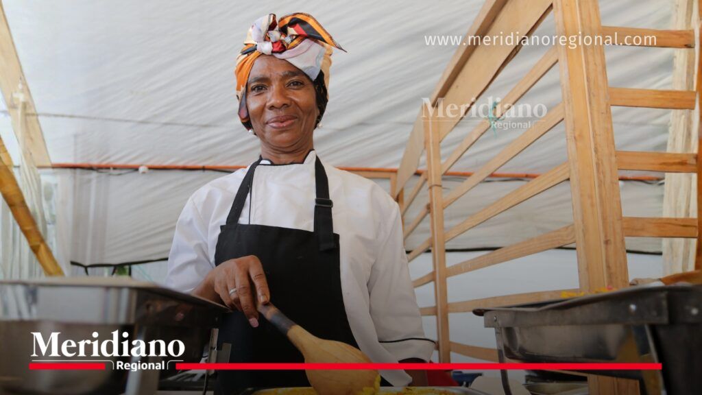 Portadora de tradición prepara gastronomía típica del Pacífico durante la Conmemoración de la Afrocolombianidad en el Parque Caldas de Popayán.