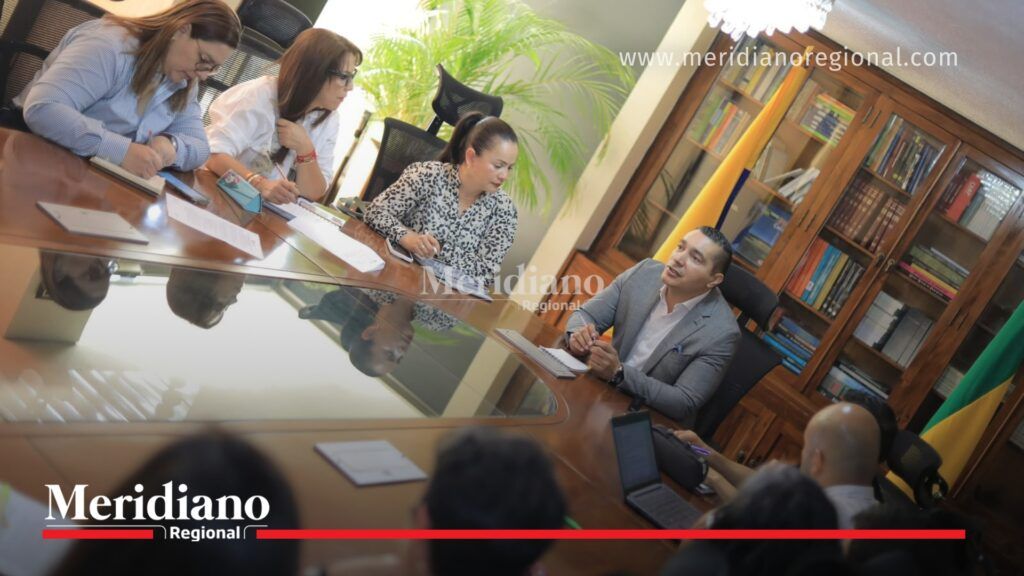 El gobernador Jorge Octavio Guzmán, junto a las secretarias Elvia Rocío Cuenca Bonilla y Diana Melissa Muriel, lidera una mesa de trabajo en la Gobernación del Cauca para fortalecer el desempeño institucional y la gestión pública del departamento.