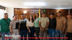Presidentes de las Juntas de Acción Comunal de El Carmelo y Dinde, en Cajibío, posan junto a la secretaria de Gobierno y Participación del Cauca, Maribel Perafán Gallardo, durante una jornada de seguimiento a compromisos con líderes comunitarios.