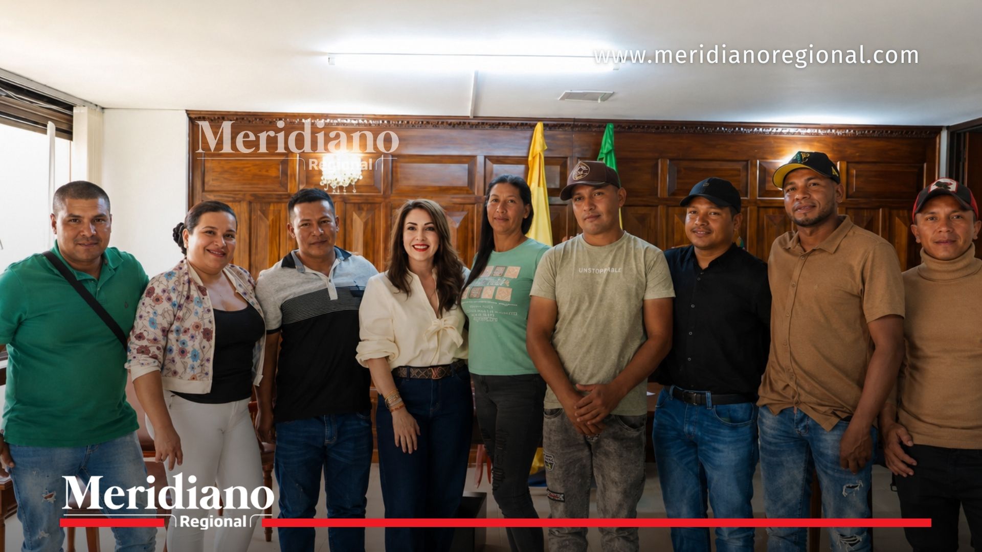 Presidentes de las Juntas de Acción Comunal de El Carmelo y Dinde, en Cajibío, posan junto a la secretaria de Gobierno y Participación del Cauca, Maribel Perafán Gallardo, durante una jornada de seguimiento a compromisos con líderes comunitarios.