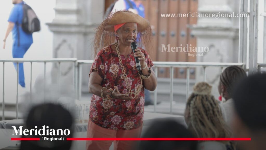 Representante de la comunidad afro comparte saberes durante un conversatorio de la Conmemoración de la Afrocolombianidad en el Parque Caldas de Popayán.