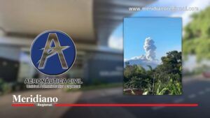 Aeropuerto de Popayán cierra por ceniza del volcán Puracé - Meridiano Regional Logotipo de Aerocivil junto a una columna de ceniza del volcán Puracé.
