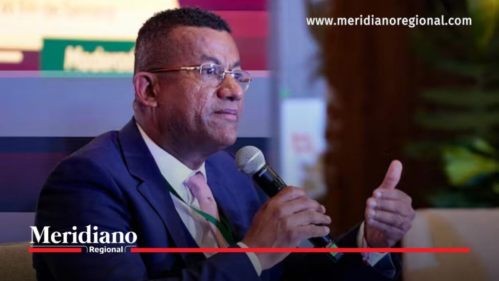 Andrés Peñaranda se pronuncia sobre el policía secuestrado - Meridiano Regional Andrés Peñaranda habla durante un evento mientras sostiene un micrófono.