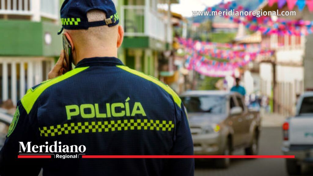 Operativo para encontrar al policía secuestrado - Meridiano Regional Integrante de la Policía Nacional realiza labores de comunicación en una zona urbana.