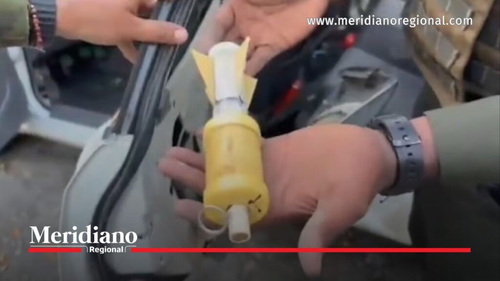 Autoridad sostiene el sistema de acople para lanzar explosivos desde un dron incautado a alias ‘Miso’.