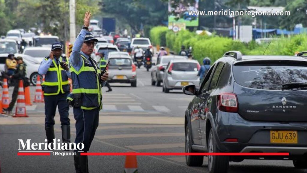 Agentes de tránsito regulan el ingreso masivo de vehículos en una vía de Valle del Cauca.